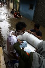 Korban Banjir Periksa Kesehatan di Perahu Karet
