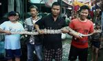 Warga Korban Banjir Tangkap Ular Piton