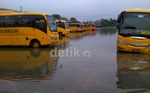 Pool Bus TransJ dan Bus Sekolah Terendam