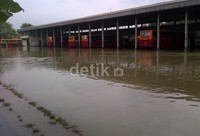 Akibat banjir ini banyak bus sekolah dan TransJ yang diungsikan ke lokasi yang lebih tinggi.