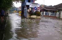 Air yang menggenangi pool ini menyebabkan sisa-sisa solar dan oli dari bagian perawatan larut. Hal ini membuat bau solar tercium sangat tajam di lokasi ini.