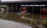 Pool Bus TransJ dan Bus Sekolah Terendam