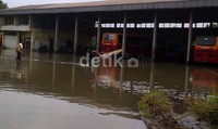 Beberapa orang warga mencoba mencari ikan menggunakan jala di lokasi ini.