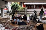 Kolong Jembatan Jadi Tempat Mengungsi