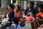 Kolong Jembatan Jadi Tempat Mengungsi
