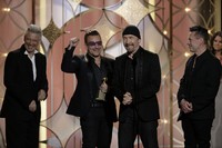 Band rock asal Irlandia U2, berhasil membawa pulang penghargaan Best Original Song lewat single 'Ordinary Love' yang menjadi soundtack untuk film 'Mandela: Long Walk to Freedom'. REUTERS/Paul Drinkwater.