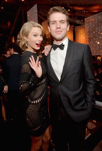 Taylor mengajak adik kesayangannya, Austin Swift. Charley Gallay/Getty Images for The Weinstein Company/AFP.