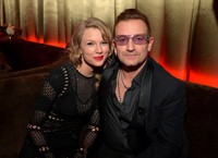 Pelantun '22' itu juga terlihat akrab bersama Bono. Charley Gallay/Getty Images for The Weinstein Company/AFP.