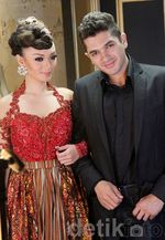 Zaskia Gotik Mesra dengan Model Brasil