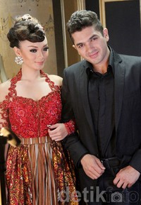 Zaskia dan Christiano saat ditemui di Blackhouse, Cililin, Tirtayasa, Kebayoran Baru, Jakarta, Senin (13/1/2014). Gus Mun/detikHOT.