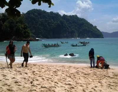Eksotisme Jalur Darat dan Laut Pantai Teluk Ijo