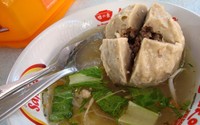Inilah bakso boom berisi daging cincang. Karena sebesar bola tenis, memakan satu buah saja sudah cukup mengenyangkan.