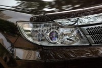 Bagian depan SUV Safari Storme cukup elagan dengan perpaduan grille lebar dan dihiasi strip chrome tebal. Penerang di kegelapan malam bisa memanfaatkan projector head lamp.