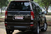 Sedangkan bagian samping dari pilar A ke B dan C menggunakan desain kokoh, dan belakang tersemat tailgate sehingga mencuatkan profil SUV segala medan.