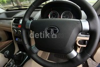 Duduk di balik kemudi terasa lega. Pandangan ke depan dan samping sangat lega. Postur tubuh mobil yang tinggi memaksimalkan pandangan ke segala arah.