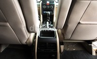 Tapi sayang meski tubuhnya gambot, namun interiornya tepat di bagian dasbor sangat minimalis. SUV Safari Storme cuma menyediakan audio single DIN dengan kualitas suara seadanya.