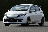 Toyota juga memamerkan Vitz RS yang lebih sporty yakni Vitz RS G Sport. Mobil yang juga dikenal sebagai Yaris ini dilengkapi dengan jok sporty baru, instrument dan cabin trim, spoiler belakang, side stripes, dan pelek 17 inci. (dok Toyota)