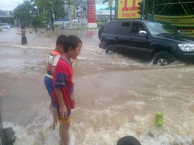 Ketika Anak-Anak Tampak Ceria di Banjir Kembangan
