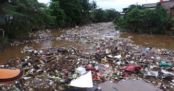 Ini Penampakan Sungai Ciliwung di Kampung Pulo yang Dipenuhi Sampah