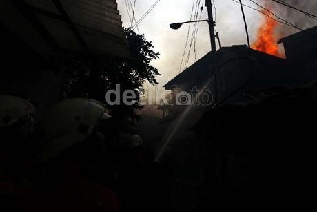 Kebakaran Melanda Permukiman Padat di Muara Baru