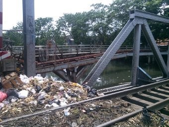 Ini Tumpukan Sampah di Tepi Sungai Pesing, Kedoya