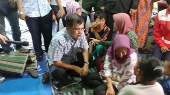 JK Datangi Posko Pengungsi Kampung Pulo Jaktim