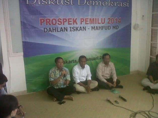 Dahlan dan Mahfud MD Gelar Diskusi Prospek Pemilu 2014 Sambil Lesehan