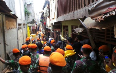 Paskhas TNI AU Bantu Warga Kampung Pulo yang Kebanjiran