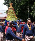 Berebut Gunungan Keraton Yogyakarta