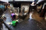 Warga Kampung Pulo Bersihkan Sisa Banjir
