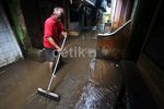 Warga Kampung Pulo Bersihkan Sisa Banjir
