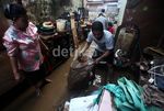 Warga Kampung Pulo Bersihkan Sisa Banjir
