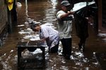 Warga Kampung Pulo Bersihkan Sisa Banjir