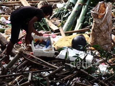 Sampah Menumpuk di Bawah Jembatan Kalibata