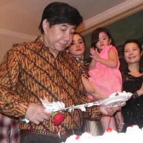 Ultah ke-61, Guruh Soekarno Putra Rayakan Bareng Sahabat