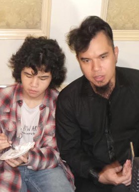Ahmad Dhani Dapat Potongan Kue Spesial di Ultah Guruh Soekarno Putra
