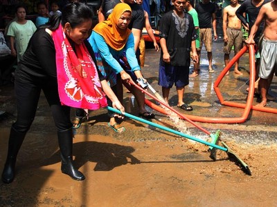 Membersihkan Lumpur Sisa Banjir