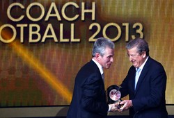 Heynckes menerima penghargaan yang diserahkan oleh Roy Hodgson di Zurich, Swiss pada Selasa (14/1/2014) dinihari WIB. Reuters/Ruben Sprich.