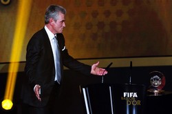 Heynckes meraih penghargaan setelah sukses menjadikan Bayern sebagai klub pertama dalam sejarah sepakbola Jerman yang berhasil menyabet Treble. Reuters/Arnd Wiegmann.