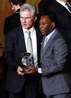 Heynckes berpose dengan Pele seusai menerima penghargaan pelatih terbaik dunia 2013. Reuters/Ruben Sprich.