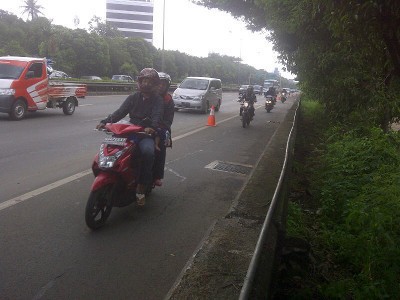 Jalan TB Simatupang Masih Tergenang, Motor Diperbolehkan Masuk Tol