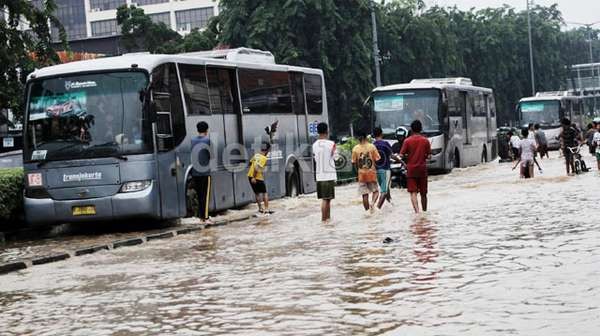 Jakarta Diguyur Hujan, Beberapa Ruas Jalan Masih Digenangi Air