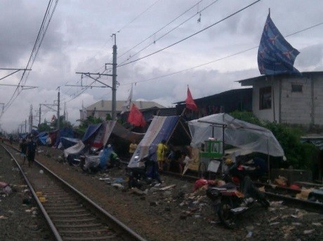 Dalam Semalam, Puluhan Bendera Partai Bertengger di Pengungsian