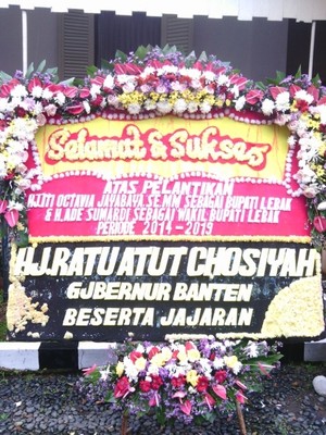 Rano Lantik Bupati Lebak, Atut Kirim Karangan Bunga