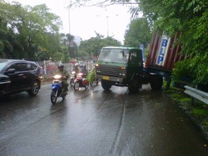 Kontainer Melintang di Jl Panjang, Lalin Macet