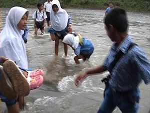 Lihat Bocah Madrasah di Garut ini, Harus Nyebur ke Sungai untuk Bisa Sekolah