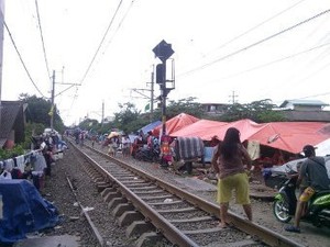 Korban Banjir Mengungsi di Pinggir Rel, KRL Hanya Lintasi Satu Rel