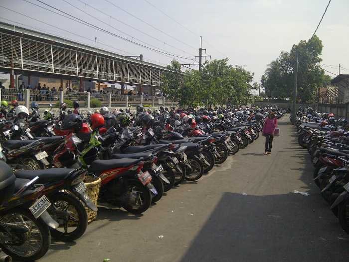 Tarif Parkir di Stasiun Naik, Tak Adakah Insentif bagi Pengguna KRL?