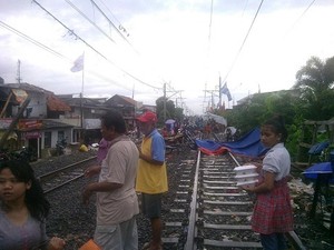 Tenda Pengungsian di Atas Rel Pasar Pesing Mulai Dibongkar