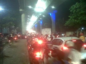 Macet Menggila di Ruas Antasari, Pemotor Ambil Jalan Pintas Naik Trotoar